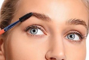 Vor- und Nachsorge zur Brow-Lift-Behandlung